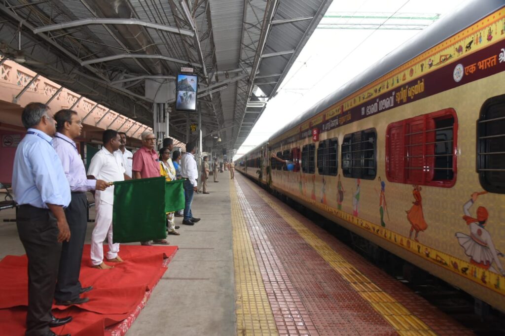 Kashibound passengers in special train greeted at Madurai railway
